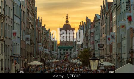 Una foto dell'affollata Long Street e della Torre Prison alla sua fine, a Danzica, al tramonto. Foto Stock