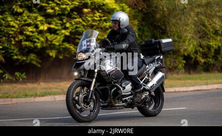 Uomo alla guida di una motocicletta BMW R 1200 GS Foto Stock