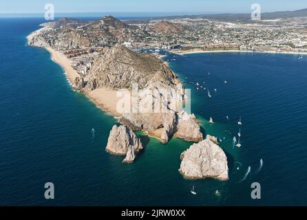 Veduta aerea della fine della Terra e dell'arco El Arco, Cabo San Lucas, Baja Califonia, Messico Foto Stock