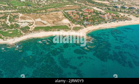 Vista aerea delle località di Hacienda del Mar e Vista Azul. Sviluppo residenziale e resort lungo la costa vicino a Cabo San Lucas, Baja Califonia, Messico Foto Stock