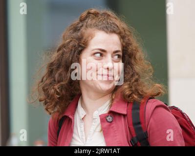 Emily Brocklebank, attivista al di fuori della corte dei magistrati di Westminster, Londra, dove è accusato di aver causato £2.200 dollari di danni criminali alla cornice di un dipinto di Van Gogh durante una protesta Just Stop Oil alla Courtauld Gallery di Londra nel mese di giugno. Data immagine: Venerdì 26 agosto 2022. Foto Stock