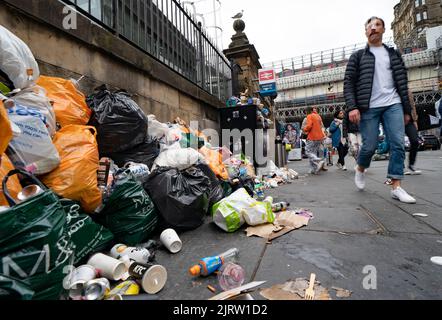 Edimburgo, Scozia, Regno Unito. 26th agosto 2022. I rifiuti si vedono accatastati sulle strade e accanto a molti traboccanti bidoni nel centro di Edimburgo oggi. Lo sciopero di Binmen continua a Edimburgo e oggi gli scioperi sono estesi a Glasgow, Aberdeen e Dundee. PIC; spazzatura accatastata fuori dalla stazione di Waverley. Iain Masterton/Alamy Live News Foto Stock