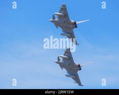 Un paio di tifosi Eurofighter al Royal International Air Tattoo 2022 Foto Stock