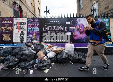 Edimburgo, Scozia, Regno Unito. 26th agosto 2022. I rifiuti si vedono accatastati sulle strade e accanto a molti traboccanti bidoni nel centro di Edimburgo oggi. Lo sciopero di Binmen continua a Edimburgo e oggi gli scioperi sono estesi a Glasgow, Aberdeen e Dundee. Iain Masterton/Alamy Live News Foto Stock