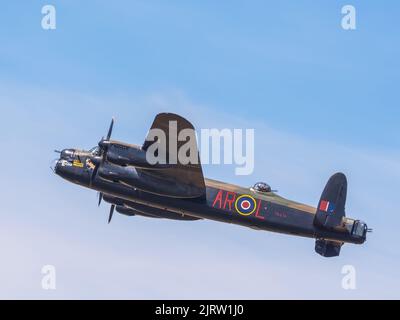 Avro Lancaster. Il volo commemorativo della Battaglia di Gran Bretagna al Royal International Air Tattoo 2022 Foto Stock