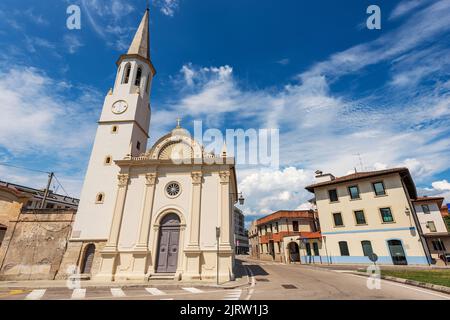 Facciata della chiesetta di San Rocco con il campanile, 1536. Spilimbergo, provincia di Pordenone, Friuli-Venezia Giulia, Italia, Europa meridionale Foto Stock