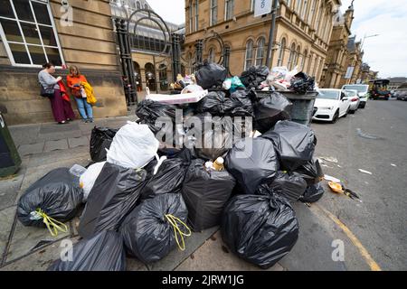 Edimburgo, Scozia, Regno Unito. 26th agosto 2022. I rifiuti si vedono accatastati sulle strade e accanto a molti traboccanti bidoni nel centro di Edimburgo oggi. Lo sciopero di Binmen continua a Edimburgo e oggi gli scioperi sono estesi a Glasgow, Aberdeen e Dundee. Iain Masterton/Alamy Live News Foto Stock