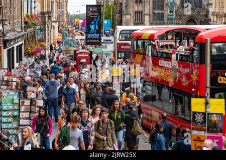 Edimburgo, Scozia, Regno Unito. 26th agosto 2022. Il Royal Mile nel centro storico di Edimburgo è affollato di turisti durante gli ultimi giorni del Festival Internazionale di Edimburgo e del Fringe Festival 2022. Le entrate per il festival Fringe sono in calo di circa il 20% rispetto agli anni precedenti, causando qualche preoccupazione come il futuro del festival. Iain Masterton/Alamy Live News Foto Stock