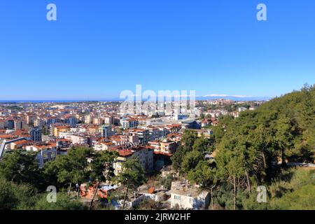 Vista panoramica aerea della città di Manavgat nella regione di Antalya in Turchia dal Türkbeleni Ormani, monumento con bandiera turca Foto Stock