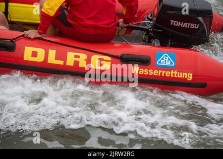 26 agosto 2022, Meclemburgo-Pomerania occidentale, Göhren: I bagnini DLRG tirano fuori dall'acqua un nuotatore in difficoltà per una dimostrazione. Foto: Stefan Sauer/dpa Foto Stock