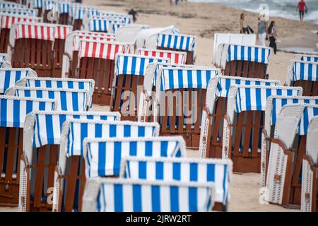 26 agosto 2022, Meclemburgo-Pomerania occidentale, Göhren: Sedie a sdraio chiuse sulla spiaggia del Mar Baltico sull'isola di Rügen. Foto: Stefan Sauer/dpa Foto Stock