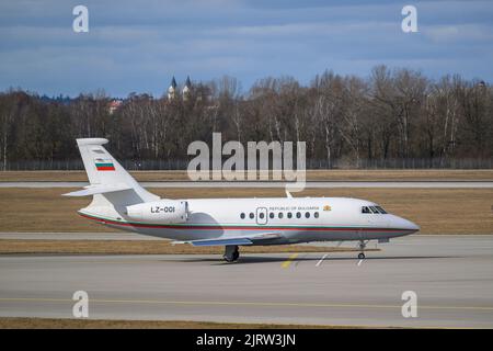 Bulgaria Air Force Dassault Falcon 2000EX con registrazione velivolo LZ-001 Taxi per il decollo sulla pista Nord 26R dell'aeroporto MUC EDDM di Monaco Foto Stock