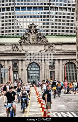 Summer Streets consente l'accesso gratuito a Park Avenue per corridori e ciclisti ogni agosto il sabato mattina, NYC, USA, 2022 Foto Stock