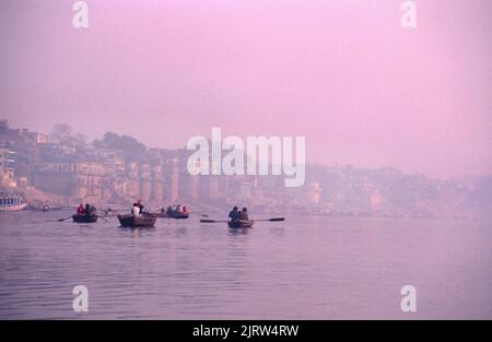 Varanasi India Boatmen sul Gange (Banares) all'alba Foto Stock