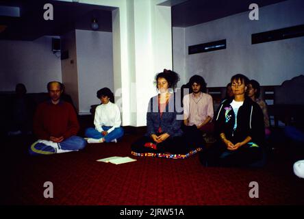 Buddhist Wat Buddhapadipa meditating Class Wimbledon Inghilterra Foto Stock