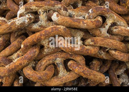 Catena di ancoraggio arrugginita, catena di ancoraggio arrugginita, catena di ferro pesante, catena di nave Foto Stock