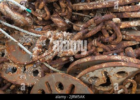 Catena di ancoraggio arrugginita, catena di ancoraggio arrugginita, catena di ferro pesante, catena di nave Foto Stock