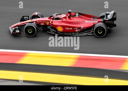 Il pilota monegasco della Scuderia Ferrari Charles Leclerc ha illustrato durante una sessione di prove libere al Gran Premio del Belgio F1, a Spa-Francorchamps, venerdì 26 agosto 2022. Il Gran Premio di Formula uno di Spa-Francorchamps si svolge questo fine settimana, dal 26th al 28th agosto. FOTO DI BELGA DIRK WAEM Foto Stock