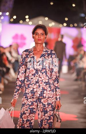 Brisbane, Australia. 26th ago, 2022. I modelli camminano su una pista di moda indossando marchi di designer e rivenditori locali e internazionali durante il Queen Street Mall 40th Birthday Street Party di Brisbane, Queensland, Australia, il 26 agosto 2022. In occasione del 40th° anniversario dell'iconico Queen Street Mall a Brisbane City, visitate Brisbane, Queen Street Mall e Brisbane City Council per organizzare una serata di feste di strada che includono musica dal vivo e una pista di moda. (Foto di Joshua Prieto/Sipa USA) Credit: Sipa USA/Alamy Live News Foto Stock