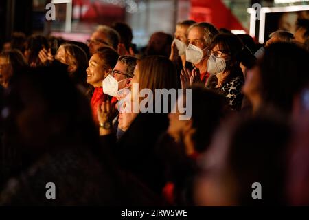 I membri dell'orologio pubblico Kate Ceberano e la sua band si esibiscono durante il Queen Street Mall 40th Birthday Street Party a Brisbane, Queensland, Australia, il 26 agosto 2022. In occasione del 40th° anniversario dell'iconico Queen Street Mall a Brisbane City, visitate Brisbane, Queen Street Mall e Brisbane City Council per organizzare una serata di feste di strada che includono musica dal vivo e una pista di moda. Foto Stock