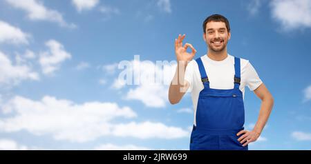 buon lavoratore o costruttore sorridente maschio che mostra ok Foto Stock