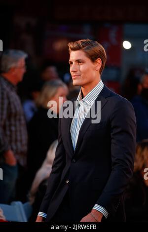 Brisbane, Australia. 26th ago, 2022. I modelli camminano su una pista di moda indossando marchi di designer e rivenditori locali e internazionali durante il Queen Street Mall 40th Birthday Street Party di Brisbane, Queensland, Australia, il 26 agosto 2022. In occasione del 40th° anniversario dell'iconico Queen Street Mall a Brisbane City, visitate Brisbane, Queen Street Mall e Brisbane City Council per organizzare una serata di feste di strada che includono musica dal vivo e una pista di moda. Credit: Sipa USA/Alamy Live News Foto Stock