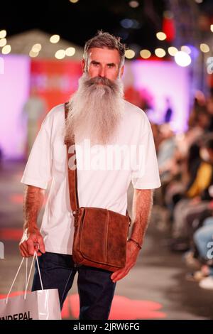 Brisbane, Australia. 26th ago, 2022. I modelli camminano su una pista di moda indossando marchi di designer e rivenditori locali e internazionali durante il Queen Street Mall 40th Birthday Street Party di Brisbane, Queensland, Australia, il 26 agosto 2022. In occasione del 40th° anniversario dell'iconico Queen Street Mall a Brisbane City, visitate Brisbane, Queen Street Mall e Brisbane City Council per organizzare una serata di feste di strada che includono musica dal vivo e una pista di moda. (Foto di Joshua Prieto/Sipa USA) Credit: Sipa USA/Alamy Live News Foto Stock