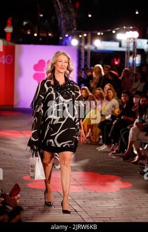 Brisbane, Australia. 26th ago, 2022. I modelli camminano su una pista di moda indossando marchi di designer e rivenditori locali e internazionali durante il Queen Street Mall 40th Birthday Street Party di Brisbane, Queensland, Australia, il 26 agosto 2022. In occasione del 40th° anniversario dell'iconico Queen Street Mall a Brisbane City, visitate Brisbane, Queen Street Mall e Brisbane City Council per organizzare una serata di feste di strada che includono musica dal vivo e una pista di moda. (Foto di Joshua Prieto/Sipa USA) Credit: Sipa USA/Alamy Live News Foto Stock