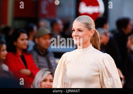 Brisbane, Australia. 26th ago, 2022. I modelli camminano su una pista di moda indossando marchi di designer e rivenditori locali e internazionali durante il Queen Street Mall 40th Birthday Street Party di Brisbane, Queensland, Australia, il 26 agosto 2022. In occasione del 40th° anniversario dell'iconico Queen Street Mall a Brisbane City, visitate Brisbane, Queen Street Mall e Brisbane City Council per organizzare una serata di feste di strada che includono musica dal vivo e una pista di moda. Credit: Sipa USA/Alamy Live News Foto Stock