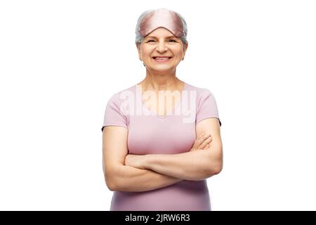 donna anziana in pigiama e maschera per il sonno degli occhi Foto Stock