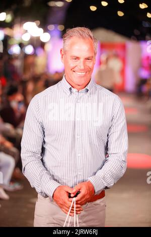 Brisbane, Australia. 26th ago, 2022. I modelli camminano su una pista di moda indossando marchi di designer e rivenditori locali e internazionali durante il Queen Street Mall 40th Birthday Street Party di Brisbane, Queensland, Australia, il 26 agosto 2022. In occasione del 40th° anniversario dell'iconico Queen Street Mall a Brisbane City, visitate Brisbane, Queen Street Mall e Brisbane City Council per organizzare una serata di feste di strada che includono musica dal vivo e una pista di moda. (Foto di Joshua Prieto/Sipa USA) Credit: Sipa USA/Alamy Live News Foto Stock