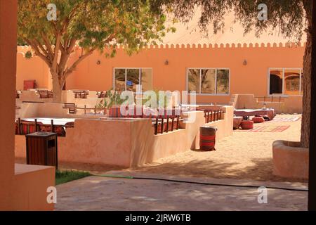 Campeggio in stile beduino accanto ad una enorme duna di sabbia nel deserto di Wahiba Sands in Oman. Foto Stock