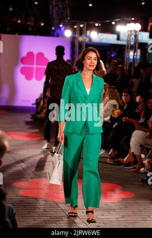 Brisbane, Australia. 26th ago, 2022. I modelli camminano su una pista di moda indossando marchi di designer e rivenditori locali e internazionali durante il Queen Street Mall 40th Birthday Street Party di Brisbane, Queensland, Australia, il 26 agosto 2022. In occasione del 40th° anniversario dell'iconico Queen Street Mall a Brisbane City, visitate Brisbane, Queen Street Mall e Brisbane City Council per organizzare una serata di feste di strada che includono musica dal vivo e una pista di moda. (Foto di Joshua Prieto/Sipa USA) Credit: Sipa USA/Alamy Live News Foto Stock