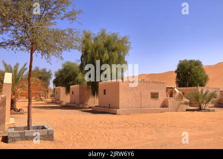 Campeggio in stile beduino accanto ad una enorme duna di sabbia nel deserto di Wahiba Sands in Oman. Foto Stock