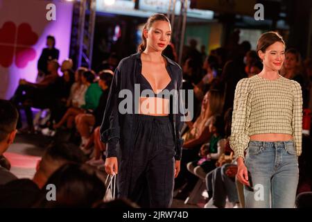 Brisbane, Australia. 26th ago, 2022. I modelli camminano su una pista di moda indossando marchi di designer e rivenditori locali e internazionali durante il Queen Street Mall 40th Birthday Street Party di Brisbane, Queensland, Australia, il 26 agosto 2022. In occasione del 40th° anniversario dell'iconico Queen Street Mall a Brisbane City, visitate Brisbane, Queen Street Mall e Brisbane City Council per organizzare una serata di feste di strada che includono musica dal vivo e una pista di moda. (Foto di Joshua Prieto/Sipa USA) Credit: Sipa USA/Alamy Live News Foto Stock