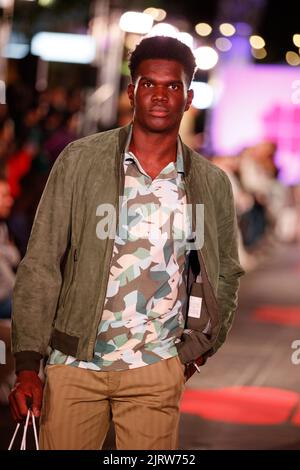 Brisbane, Australia. 26th ago, 2022. I modelli camminano su una pista di moda indossando marchi di designer e rivenditori locali e internazionali durante il Queen Street Mall 40th Birthday Street Party di Brisbane, Queensland, Australia, il 26 agosto 2022. In occasione del 40th° anniversario dell'iconico Queen Street Mall a Brisbane City, visitate Brisbane, Queen Street Mall e Brisbane City Council per organizzare una serata di feste di strada che includono musica dal vivo e una pista di moda. (Foto di Joshua Prieto/Sipa USA) Credit: Sipa USA/Alamy Live News Foto Stock