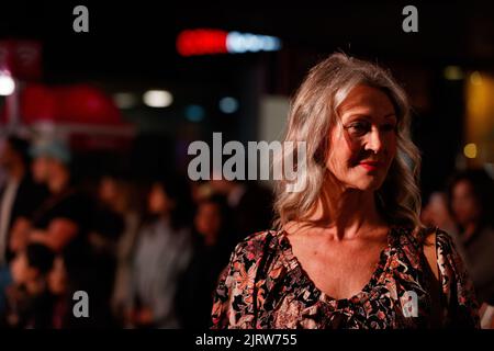 Brisbane, Australia. 26th ago, 2022. I modelli camminano su una pista di moda indossando marchi di designer e rivenditori locali e internazionali durante il Queen Street Mall 40th Birthday Street Party di Brisbane, Queensland, Australia, il 26 agosto 2022. In occasione del 40th° anniversario dell'iconico Queen Street Mall a Brisbane City, visitate Brisbane, Queen Street Mall e Brisbane City Council per organizzare una serata di feste di strada che includono musica dal vivo e una pista di moda. (Foto di Joshua Prieto/Sipa USA) Credit: Sipa USA/Alamy Live News Foto Stock