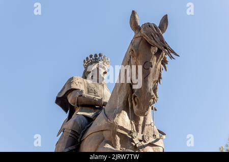 Ciudad Real, Spagna. Monumento al re Juan II de Castilla (Giovanni II di Castiglia), che ha dato a Ciudad Real lo status di città, in via Pablo Picasso Foto Stock