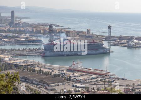 BARCELLONA, SPAGNA-17 LUGLIO 2022: Nave da crociera Valiant Lady con Virgin Voyage nel porto delle navi da crociera di Barcellona. Vista aerea. Foto Stock