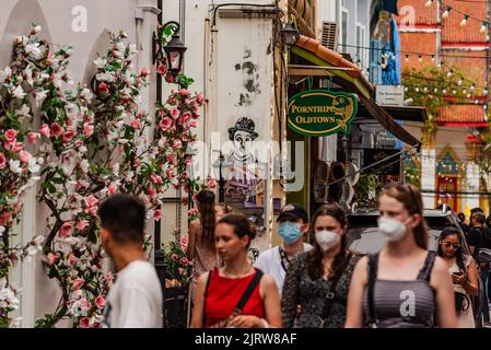 Phuket, Thailandia - 2022 luglio: Persone che camminano lungo Soi Rommani Street nella città vecchia di Phuket, noto per le sue case colorate. Foto Stock