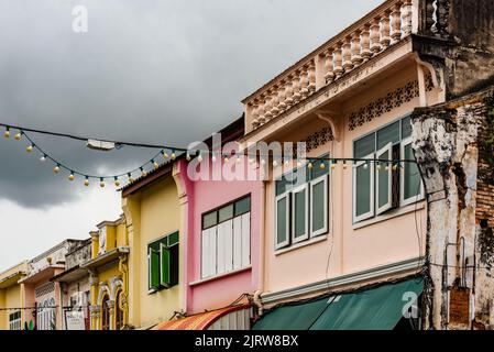 Phuket, Thailandia - 2022 luglio: Facciate colorate edificio sulla Thalang Road nella città vecchia di Phuket. Foto Stock