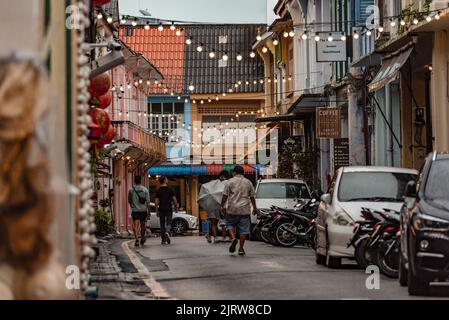 Phuket, Thailandia - 2022 luglio: Via Soi Rommani con case coloniali colorate nella città vecchia di Phuket. Foto Stock