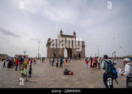 Una folla di turisti che visitano il Gateway of India a Mumbai, India Foto Stock