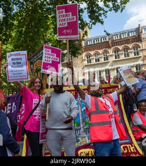 26 agosto 2022, Londra, Inghilterra, Regno Unito: I membri e i sostenitori della Communication Workers Union (CWU) si radunano al di fuori del Mount Pleasant Mail Center il primo giorno in cui i dipendenti della Royal Mail hanno chiesto un aumento della retribuzione. Più di 100,000 lavoratori colpiscono in tutto il Regno Unito. (Credit Image: © Tayfun Salci/ZUMA Press Wire) Foto Stock