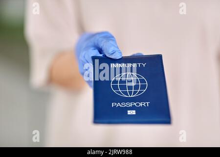 donna in guanto con passaporto immunità Foto Stock