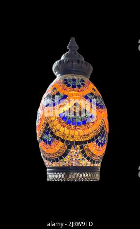 Lanterna a mosaico orientale. Lampada a sospensione decorativa a motivi orientali. Islam. Isolare. Foto Stock
