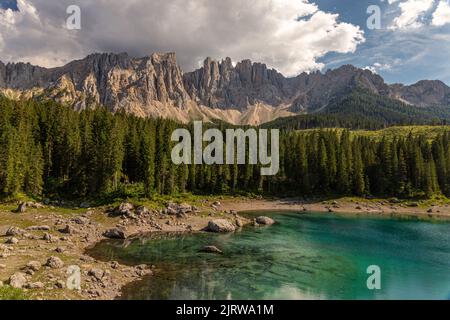 Il Lago Carezza è un piccolo lago alpino delle Dolomiti. Foto Stock