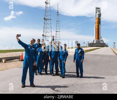 Cape Canaveral, Stati Uniti d'America. 22 agosto, 2022. Gli astronauti e gli astronauti della NASA si presentano per un selfie di fronte al razzo Artemis Space Launch System presso il Kennedy Space Center il 23 agosto 2022 a Cape Canaveral, Florida. NASA Astronauts Reid Wiseman, Christina Koch, Drew Morgan , Zena Cardman, Joe Acaba, Candidati dell'astronauta della NASA Nicole Ayers, Jack Hathaway, l'astronauta dell'agenzia spaziale canadese Jeremy Hansen e il pilota della NASA Chris Condon. Credit: Josh Valcarcel/NASA/Alamy Live News Foto Stock