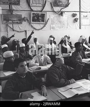 1960s, storici, studenti arabi in classe, Jeddah, Arabia Saudita, alcuni in abito tradizionale, con capo. Foto Stock