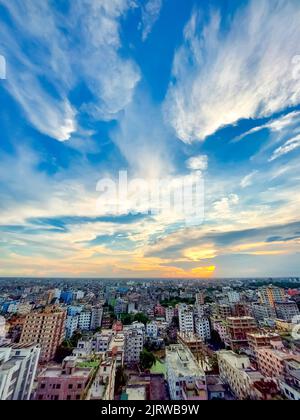 Cielo blu nuvoloso nello spazio di alto edificio Foto Stock